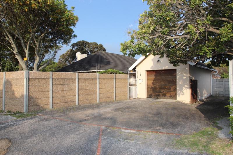 To Let 3 Bedroom Property for Rent in Meadowridge Western Cape